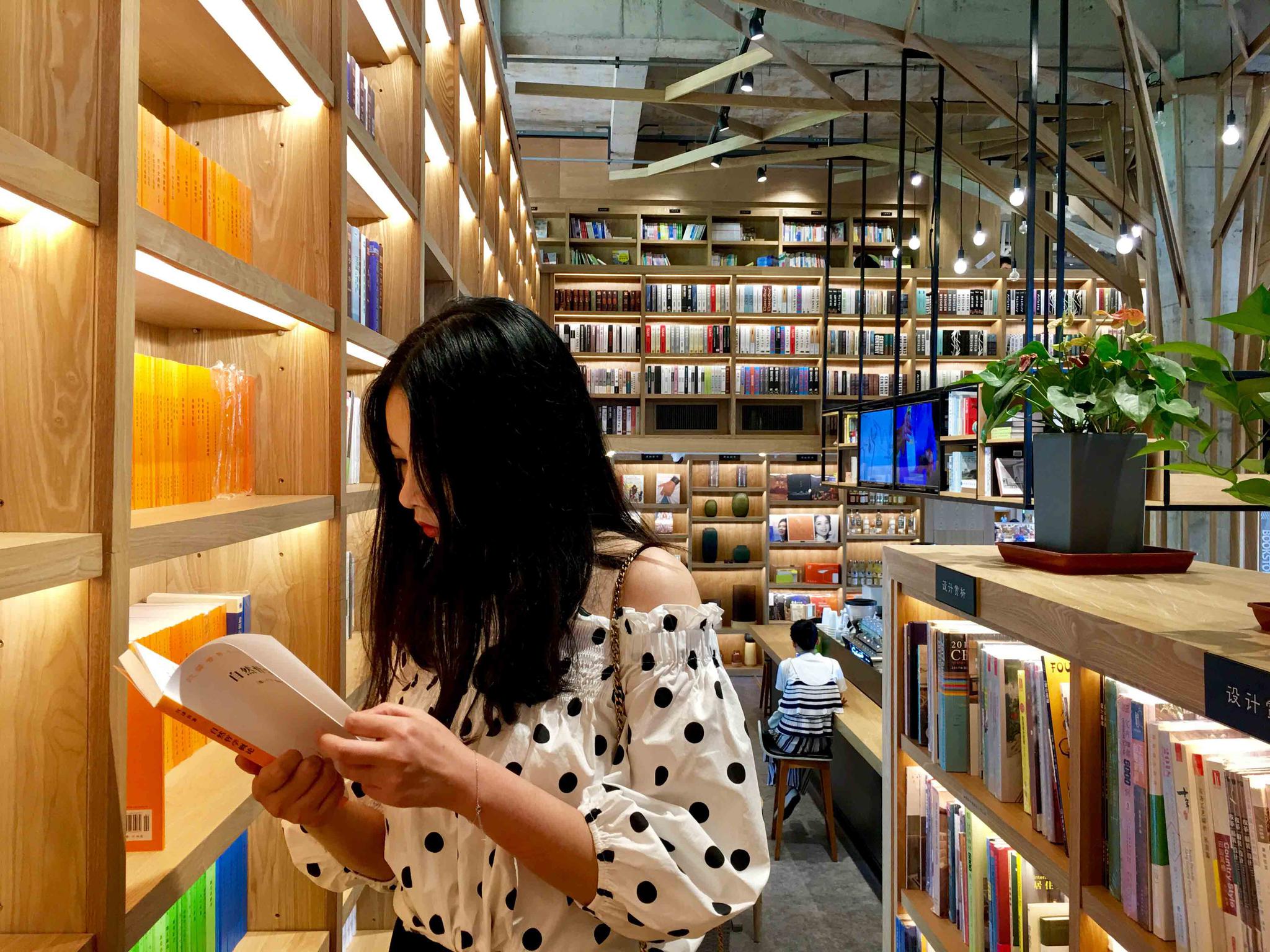 树深时见鹿 溪午不闻钟。这里是时见鹿书店,一个看书的好去处