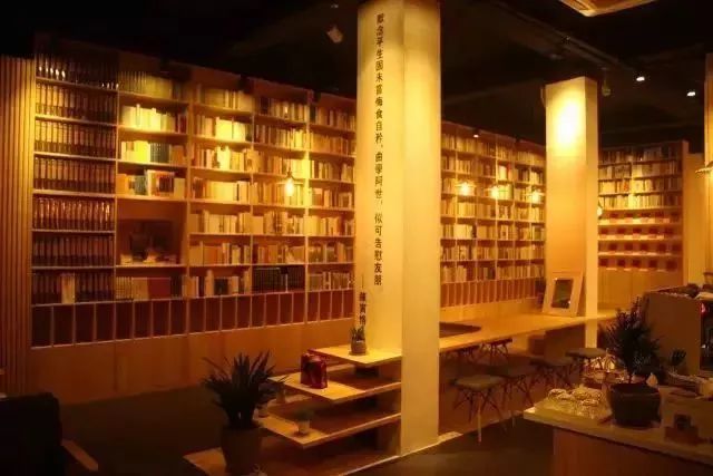 跟高晓松的晓书馆一样火, 杭州佛系90后男生不买房开古籍书店