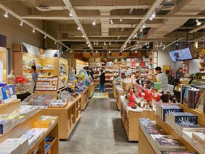 吉林长春有一家24小时书店,就在市中心,游客深夜去却发现关着门