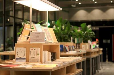 书店测评 | 上海新开的神兽之间:与电商同价的实体书店