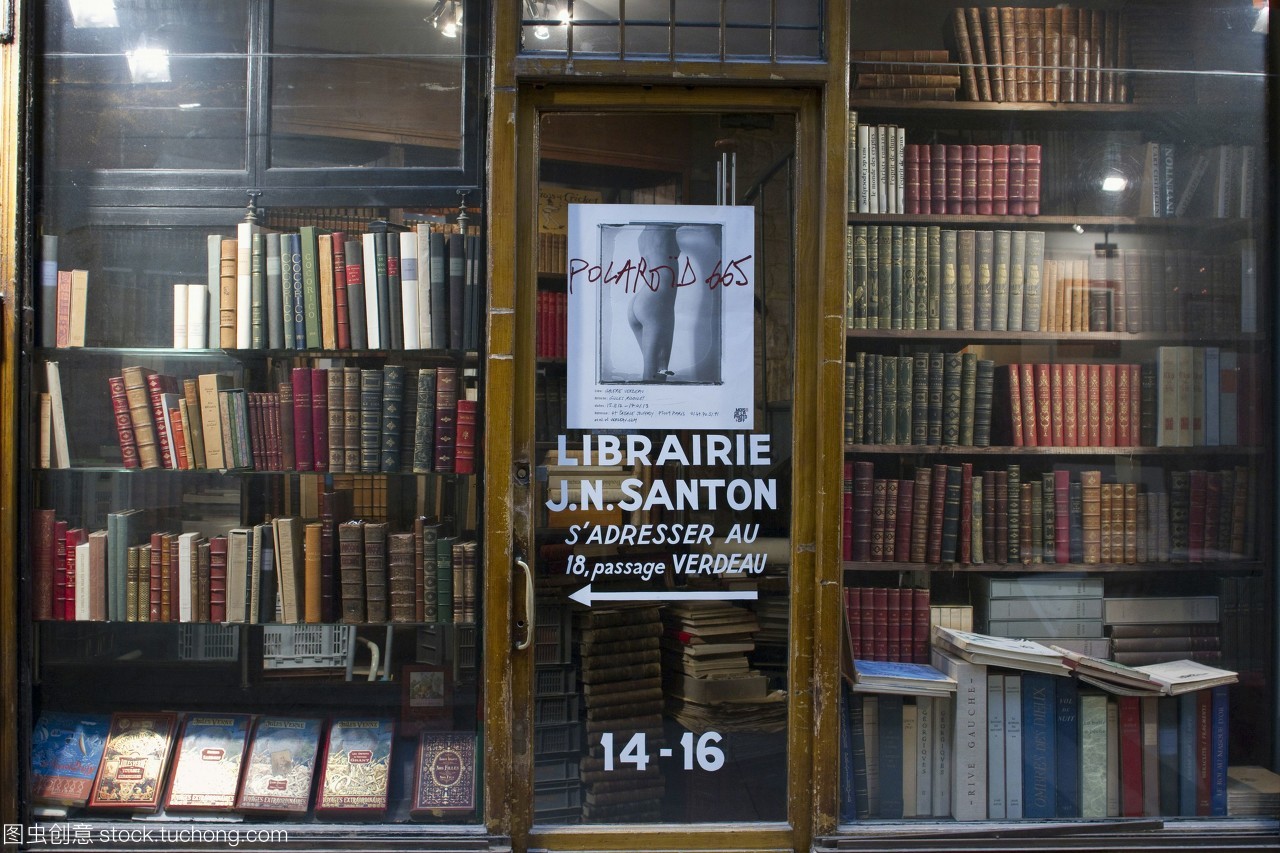 巴黎二手书店的橱窗 时光与文字的镜像
