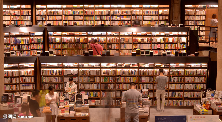 宽敞的书店购书架